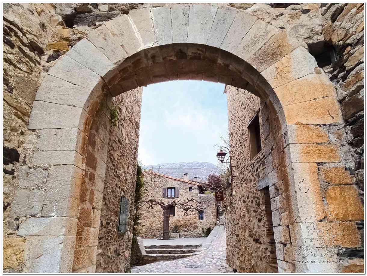Entrada al pueblo medieval de Castelnou en el Rosellón