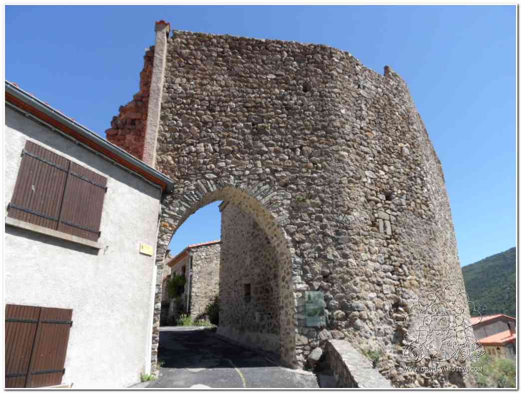Acceso medieval al pueblo de Mosset