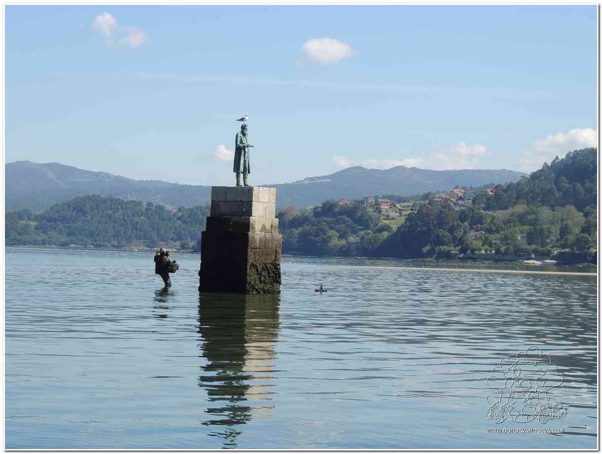 escultura de Julio Verne en la bahía de Rande en Vigo