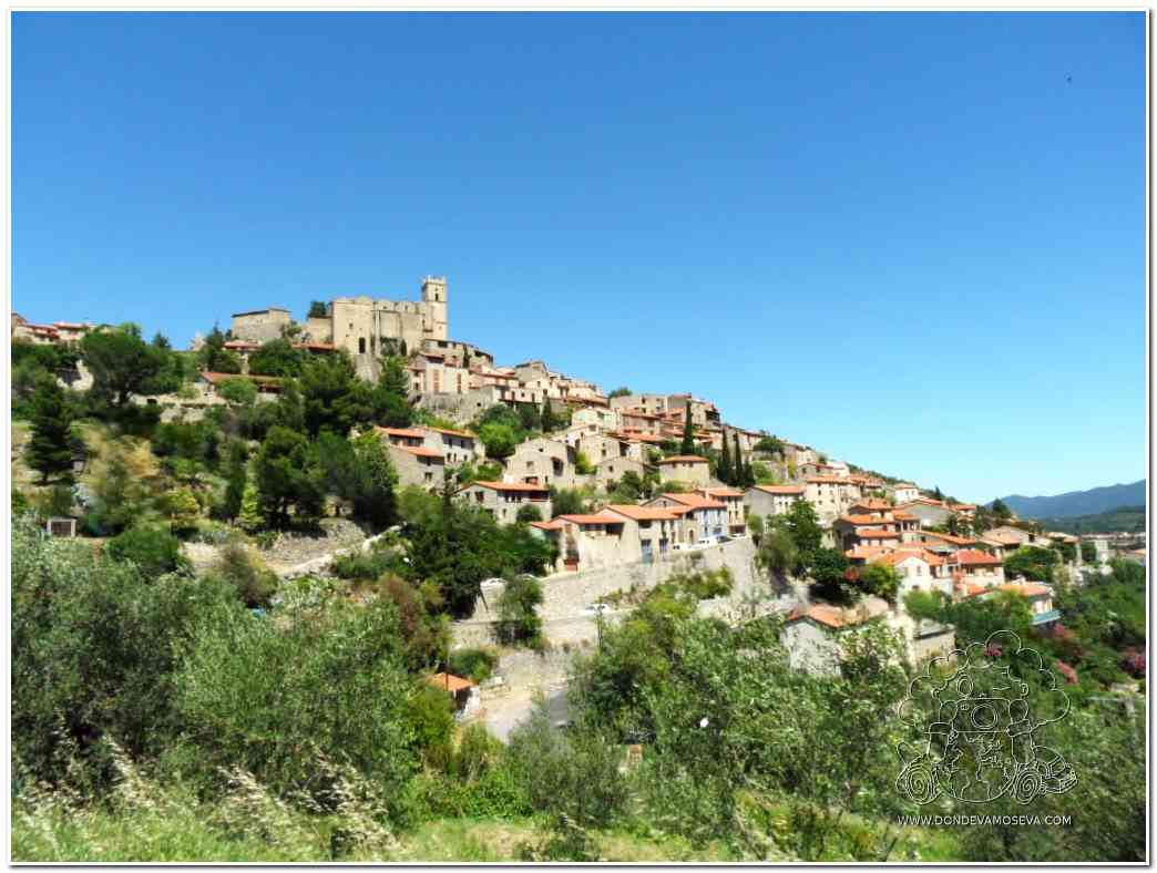 Eus pueblo en colina con vistas al valle del Conflent