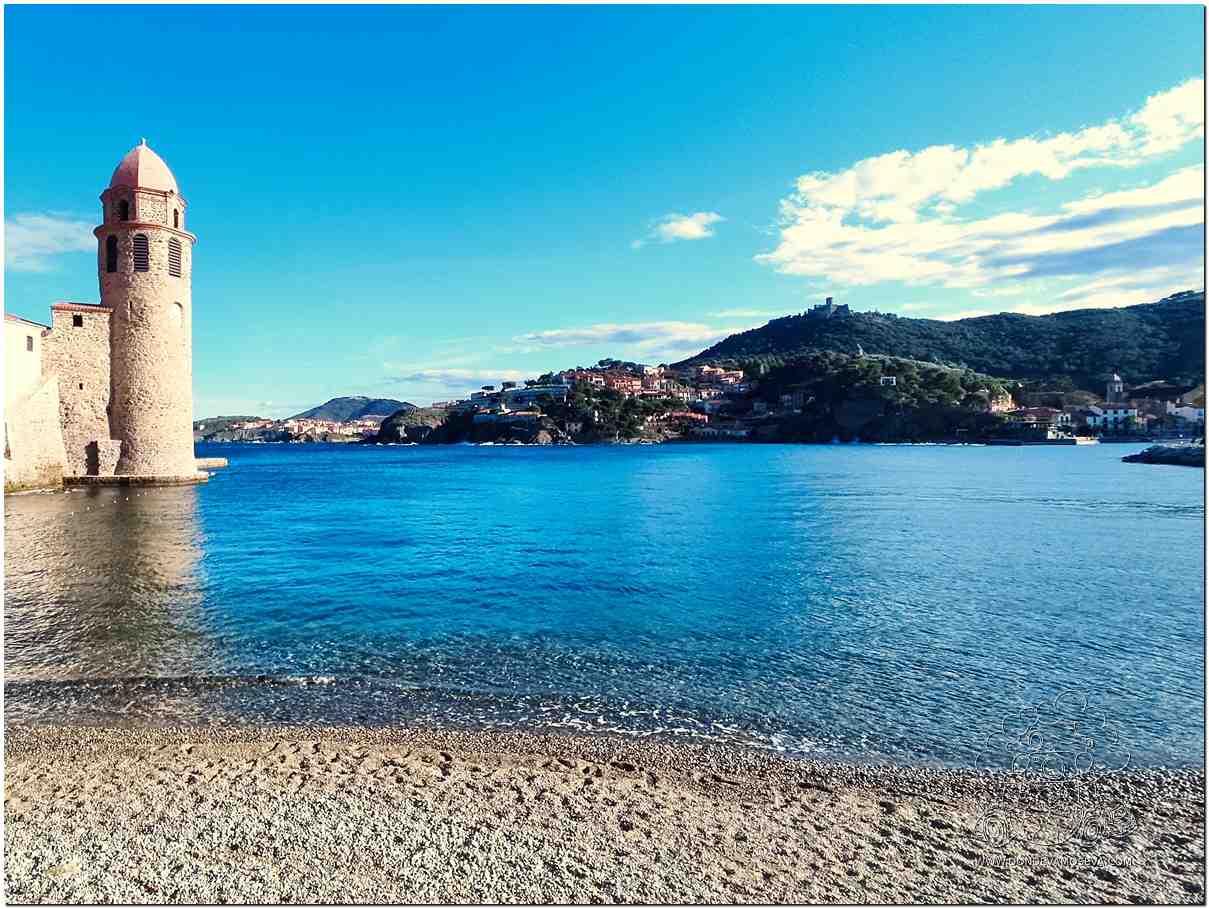 Faro y puerto de Collioure en la Costa Bermeja