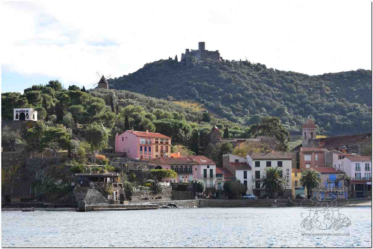 Fuerte Saint Telme y molino de Collioure en la colina