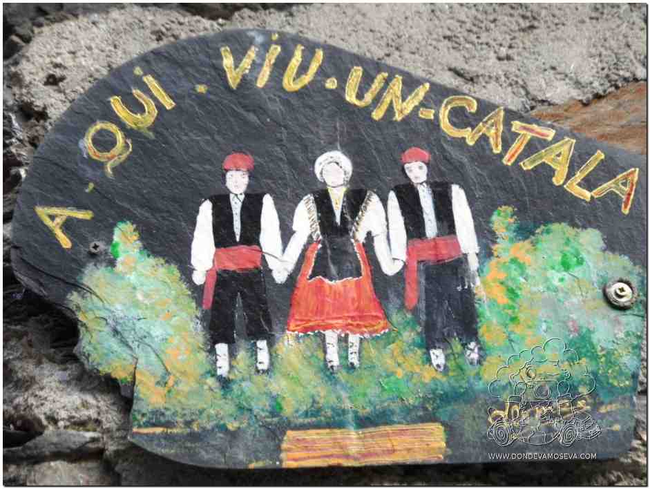 Cartel aquí viu un català en una casa de Evol, uno de los pueblos más bellos de Francia en Pirineos Orientales