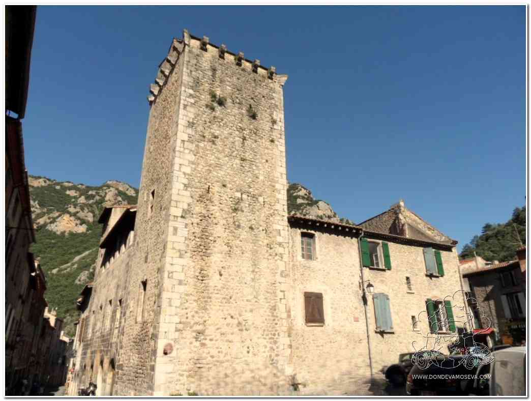 Torre campanario de la iglesia Saint-Jacques en Villefranche-de-Conflent