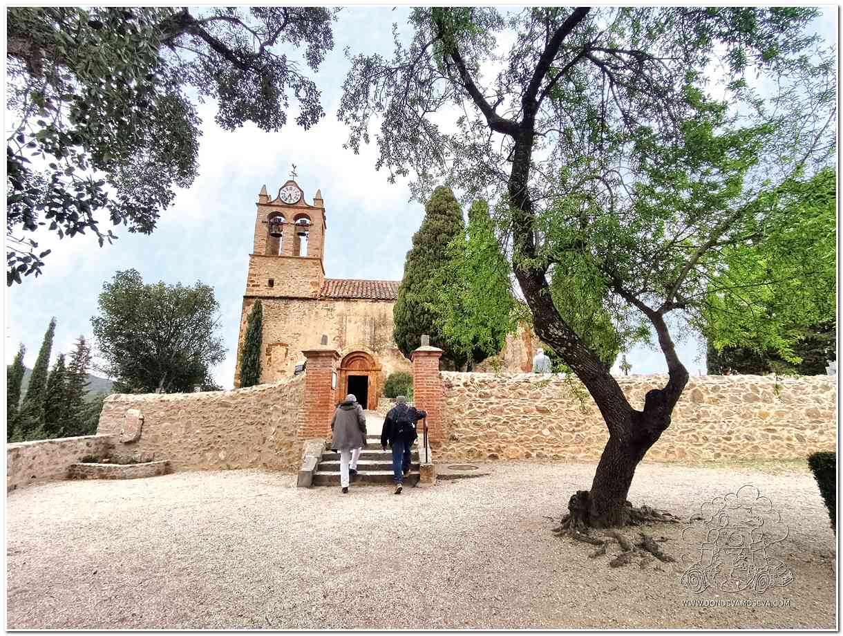 Iglesia de Santa María del Mercadal en Castelnou Pirineos Orientales