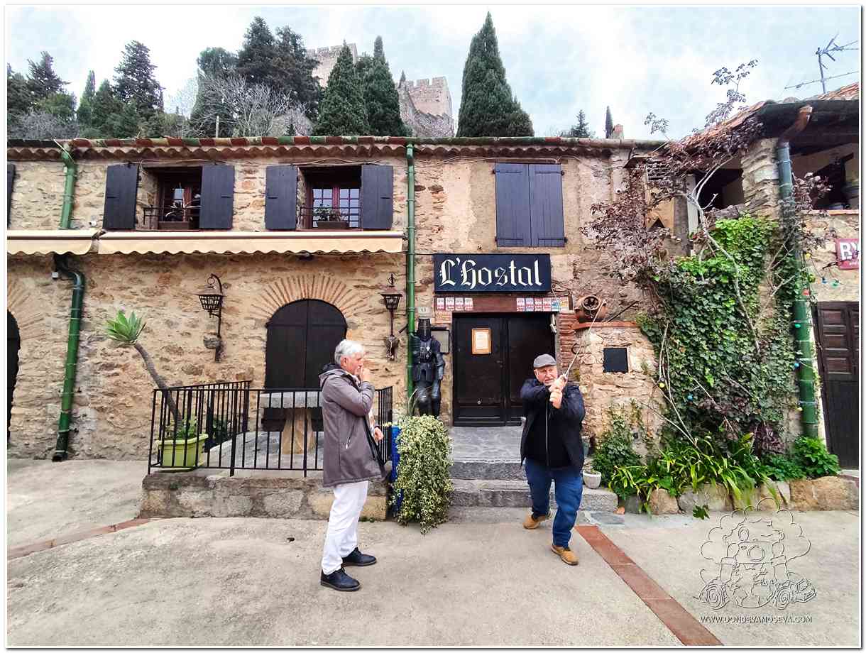 Jugando entre las calles medievales de Catelnou con el castillo al fondo