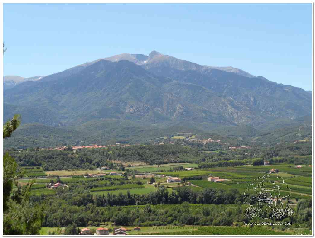 Monte Canigó visto desde el valle del Conflent Pirineos Orientales