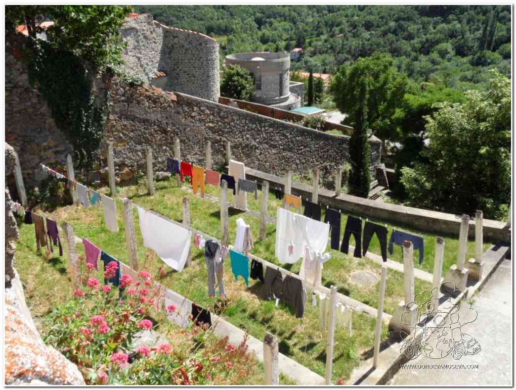 Rincón de Mosset con sus murallas de piedra