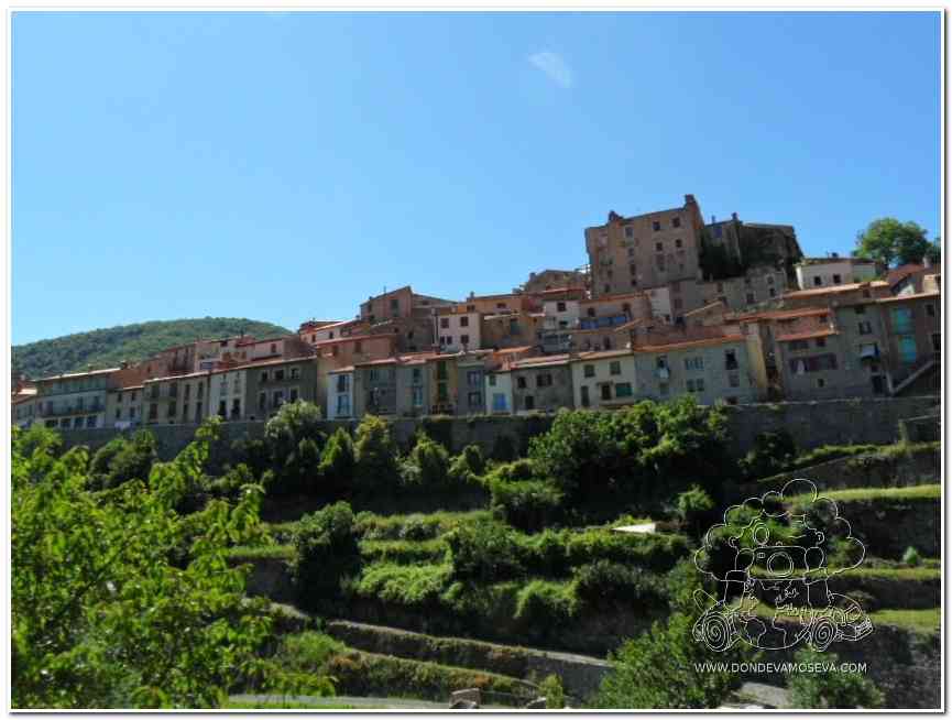Vista del pueblo de Mosset encaramado en la montaña