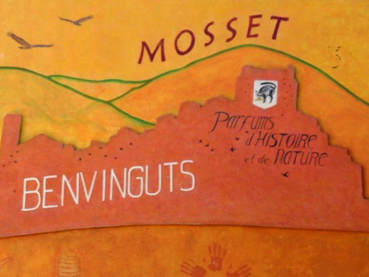 Mural de bienvenida a Mosset en los Pirineos Orientales