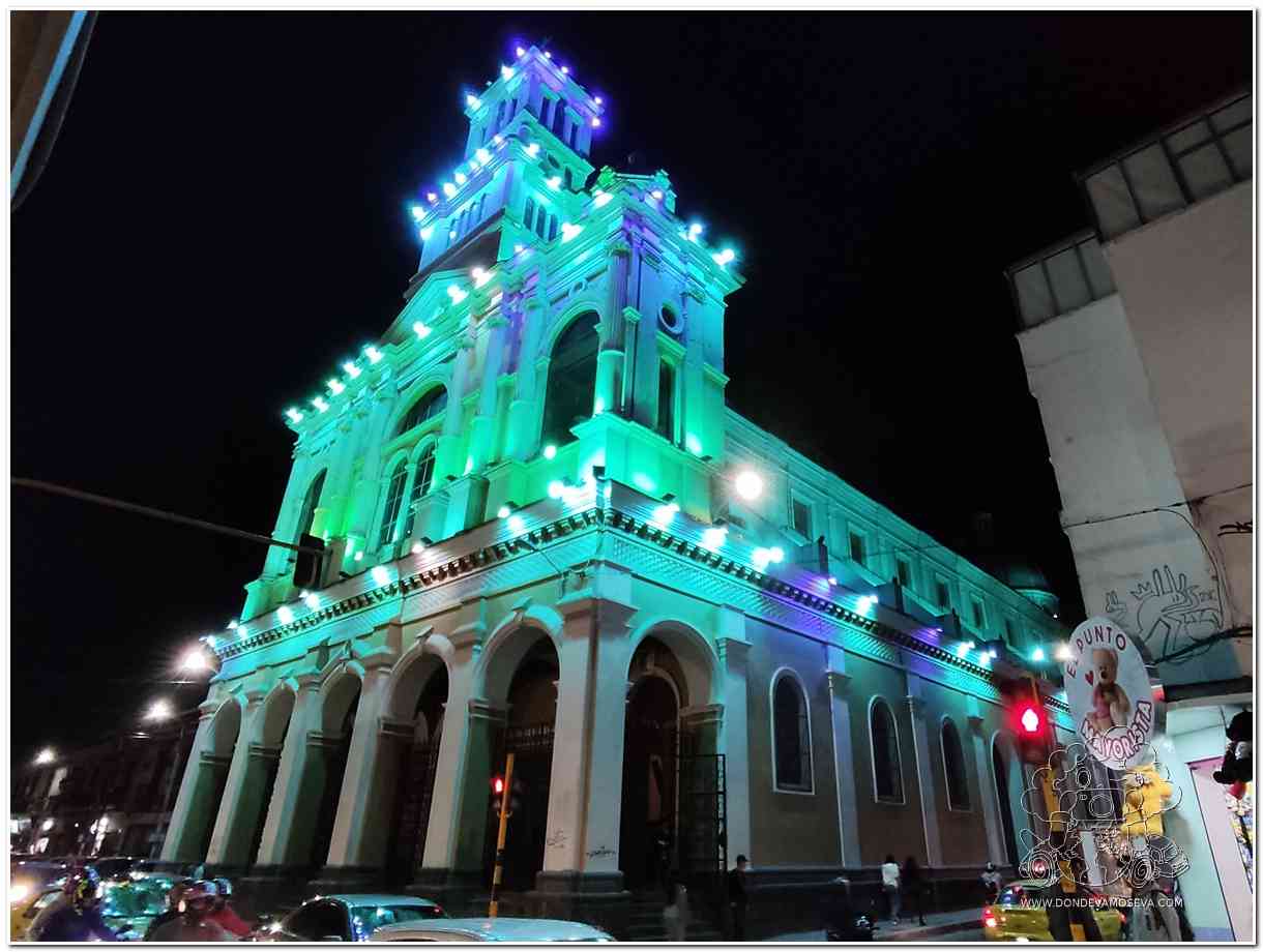 Iglesia de La Merced iluminada durante la Semana Santa en Pasto