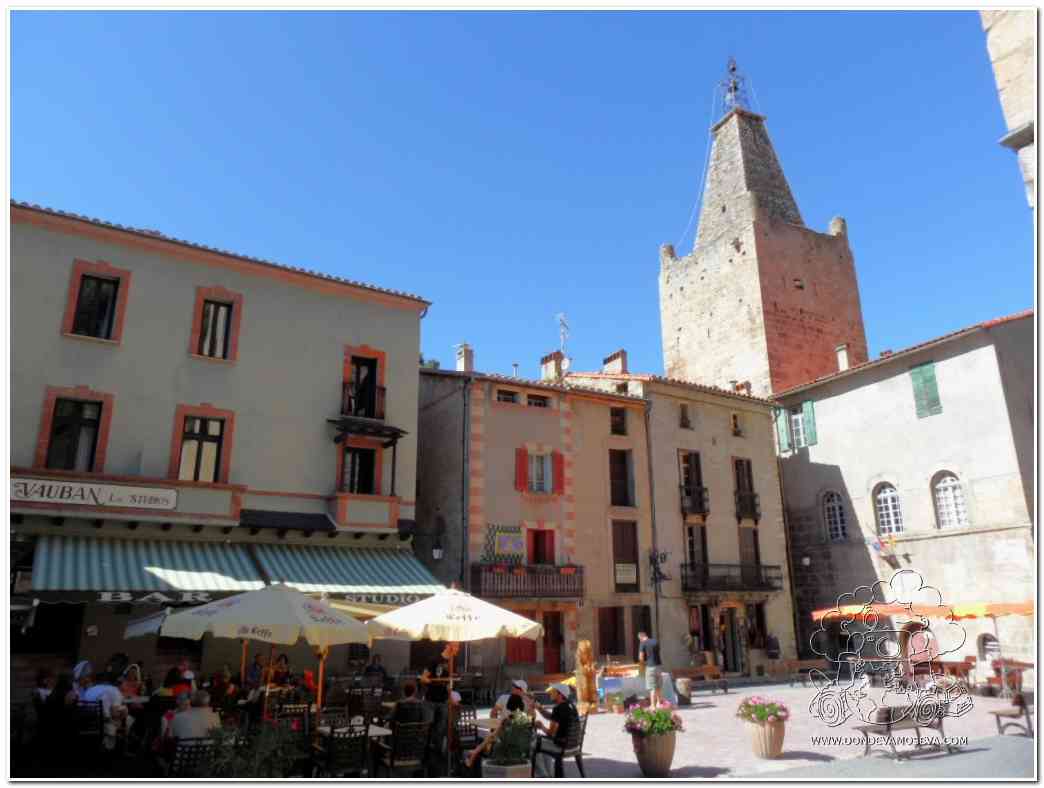 Plaza principal de Villefranche-de-Conflent Pirineos Orientales con ambiente de viajeros y terrazas