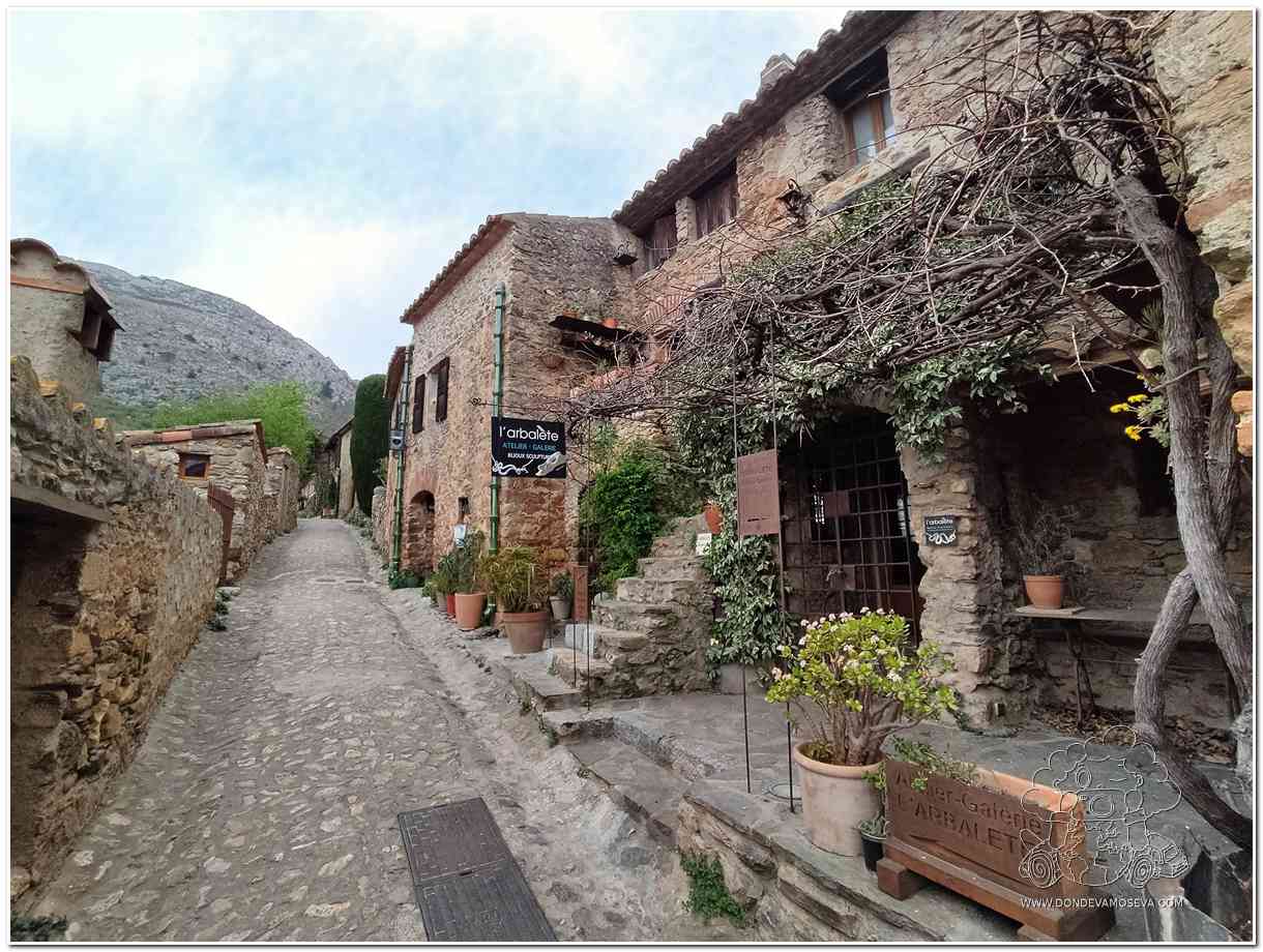 Una puerta antigua, una ventana con flores o algún rincón bonito del pueblo atrae la atención de Castellnou