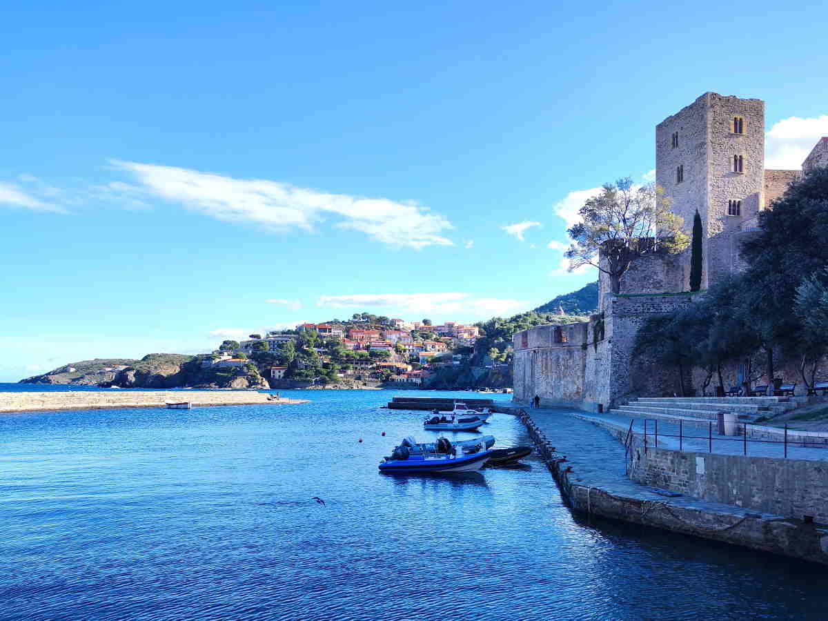 Collioure puerto en la Costa Vermeille Pirineos Orientales