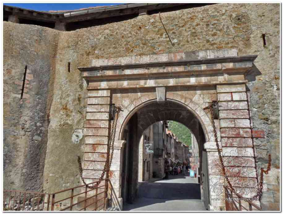 Puerta de entrada a la ciudadela medieval de Villefranche-de-Conflent