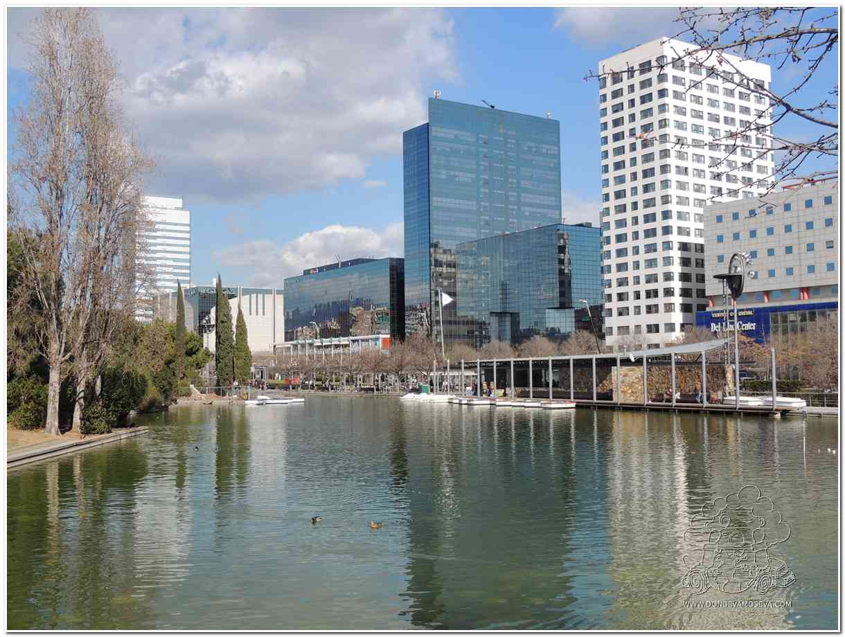 Eix Macià de Sabadell reflejado en el estanque del Parque de Cataluña