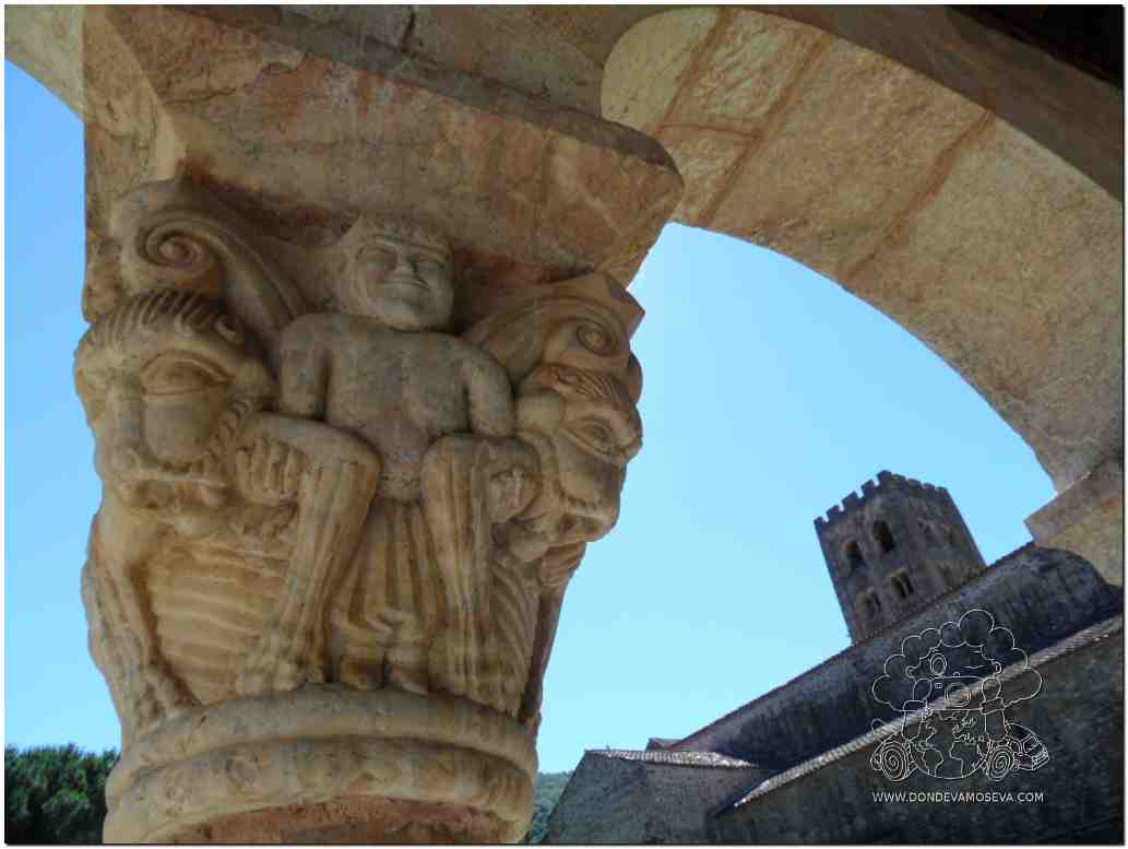 Capitel románico en el claustro de Sant Martí de Cuixá