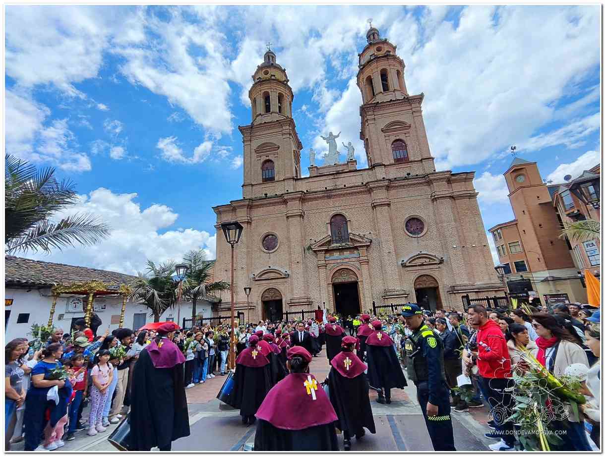 Procesión llegando a la Catedral de Pasto durante la Semana Santa