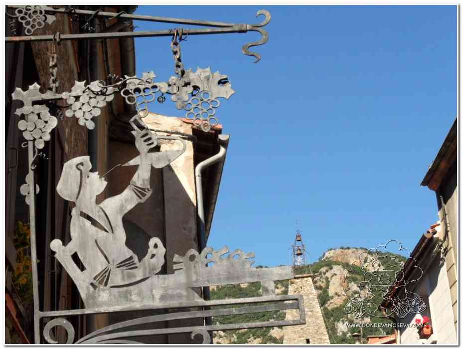 Detalle de tienda de vinos con figura tradicional catalana en el sur de Francia