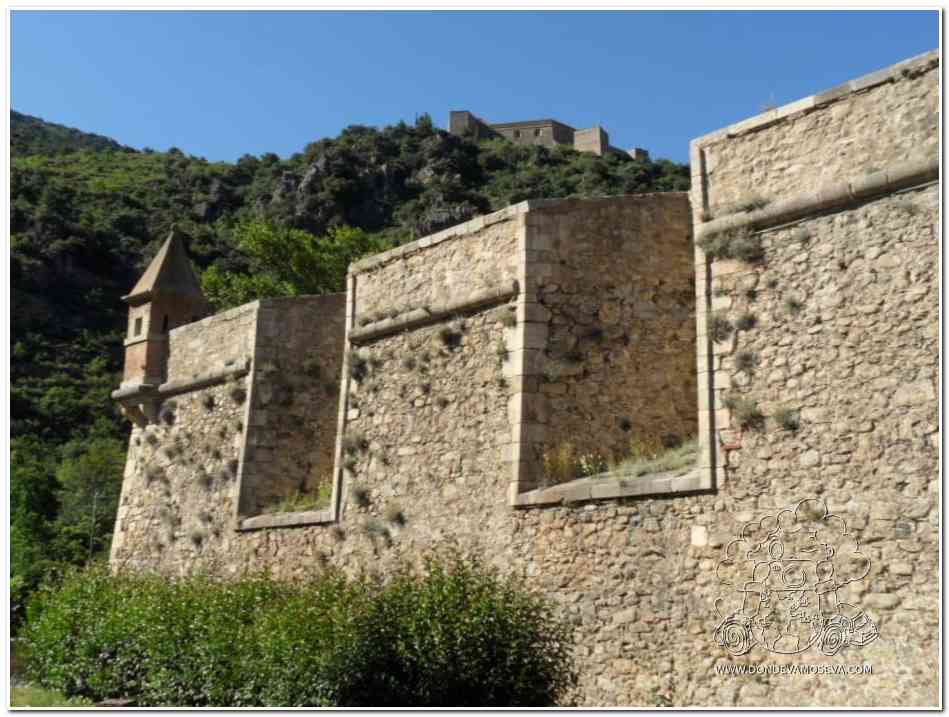 Torreón de la muralla de Villefranche con el Fuerte Libéria al fondo