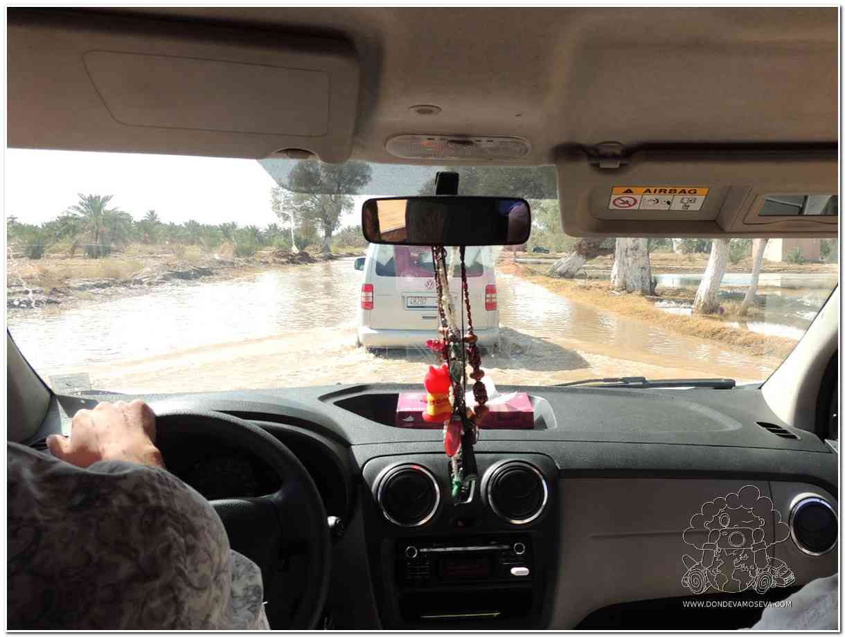 viaje por carretera en un vehículo 4x4 durante una ruta de aventura