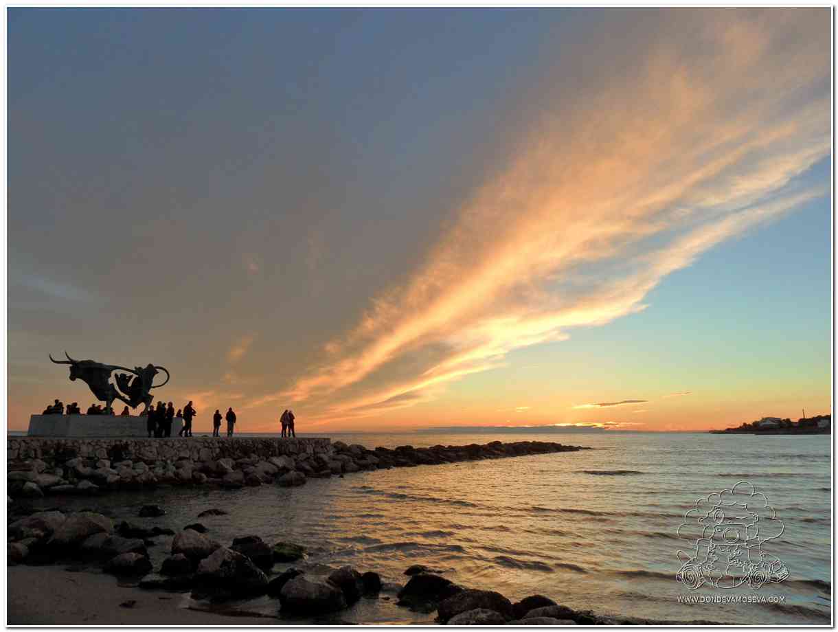 Escultura Pasífae al atardecer en la playa de Ribes Roges Vilanova i la Geltrú