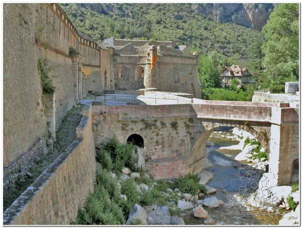 Murallas medievales de Villefranche-de-Conflent junto al río Têt en los Pirineos Orientales