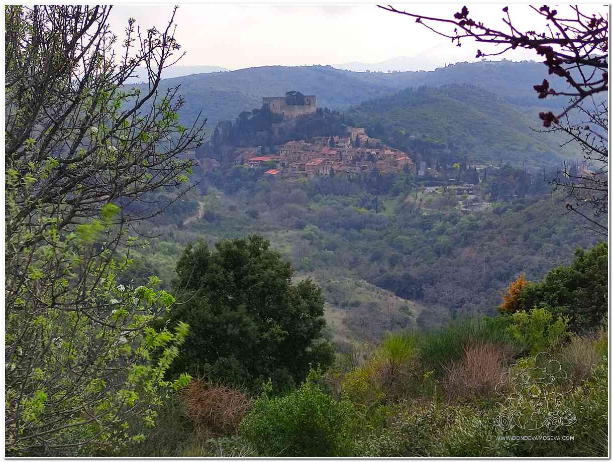 Castelnou uno de los pueblos más bonitos de los Pirineos Orientales con su castillo medieval