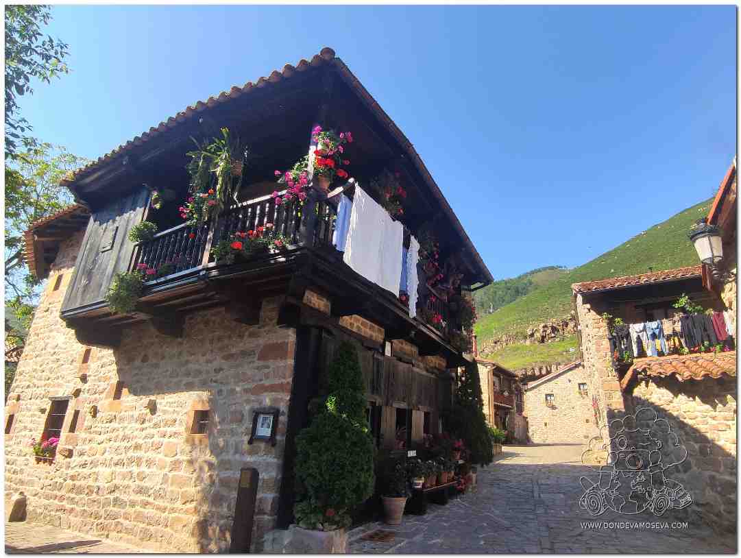Casas tradicionales con balcones en Bárcena Mayor uno de los pueblos más bonitos de España