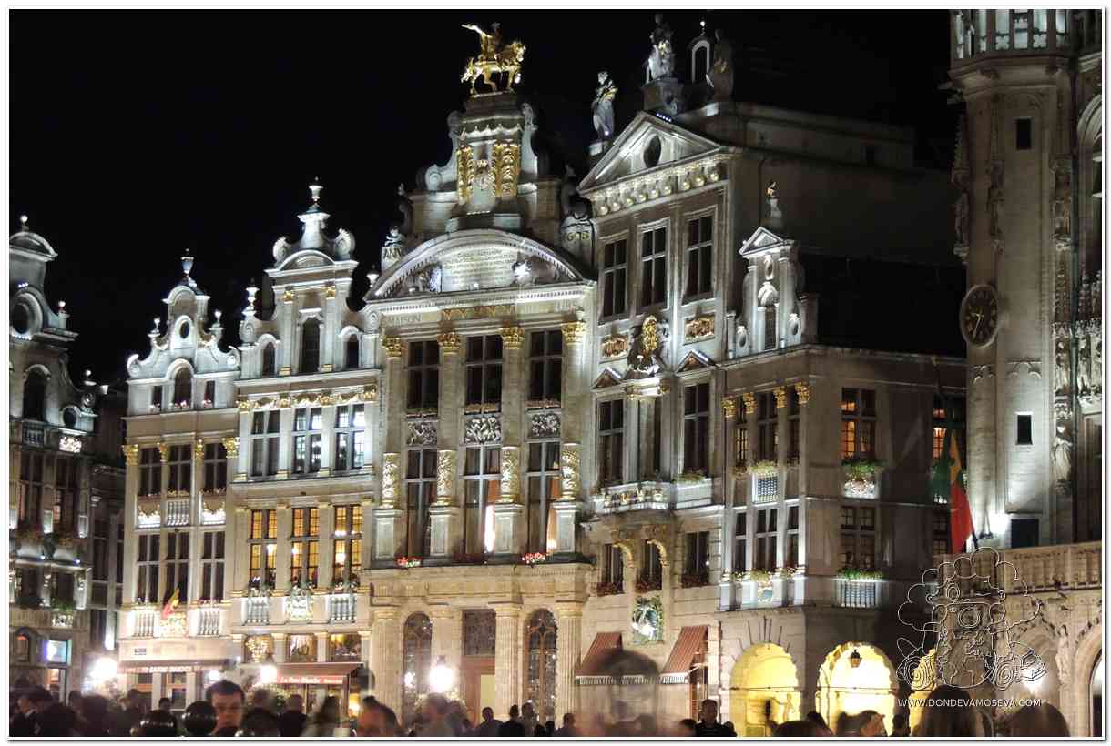 Edificios iluminados en la Grand Place de Bruselas por la noche