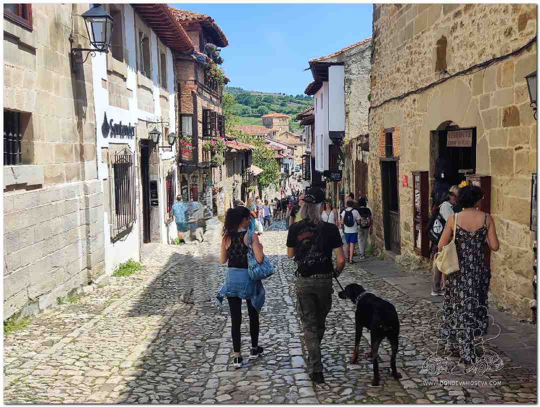 Calle principal de Santillana del Mar llena de visitantes