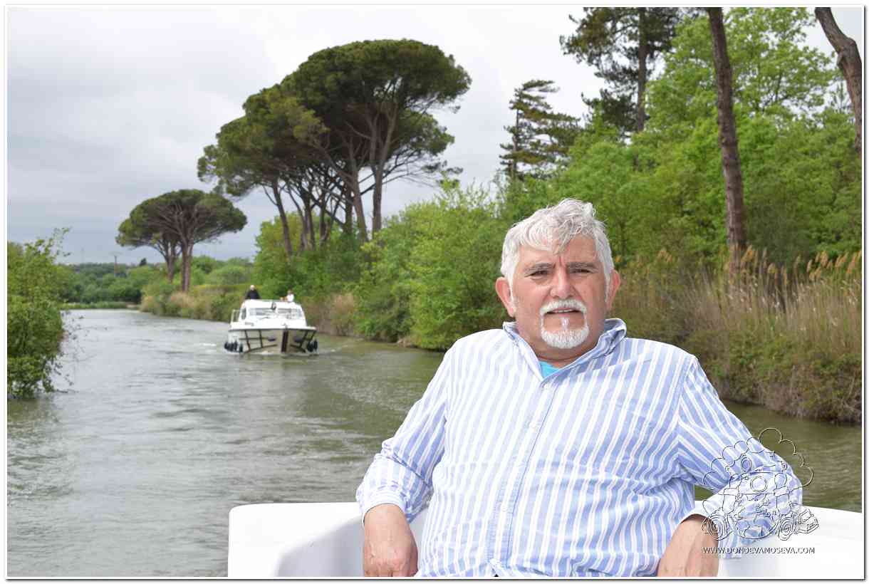 Carmelo relajado en un barco navegando por el Canal du Midi en Francia