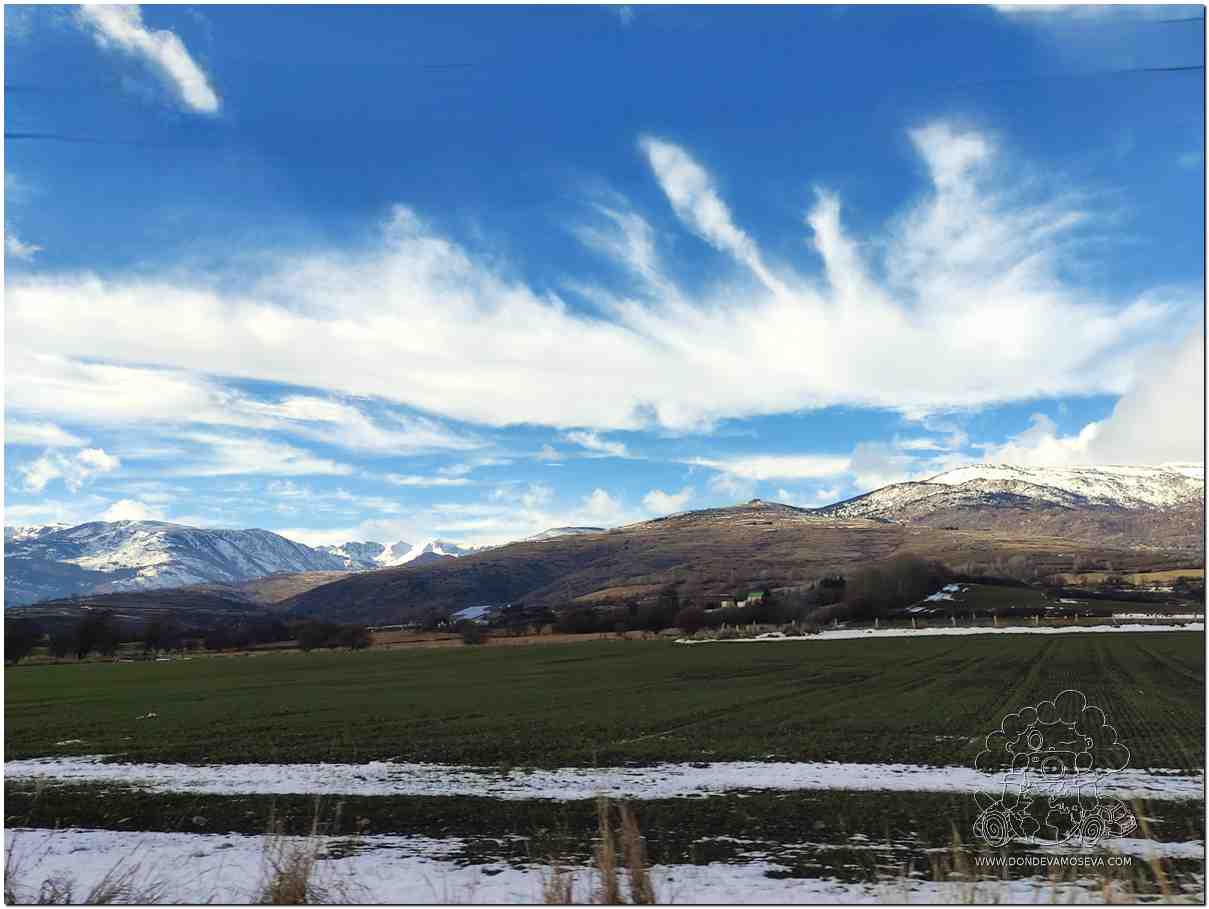 Carretera hacia Llívia con paisaje de la Cerdaña y Pirineos nevados
