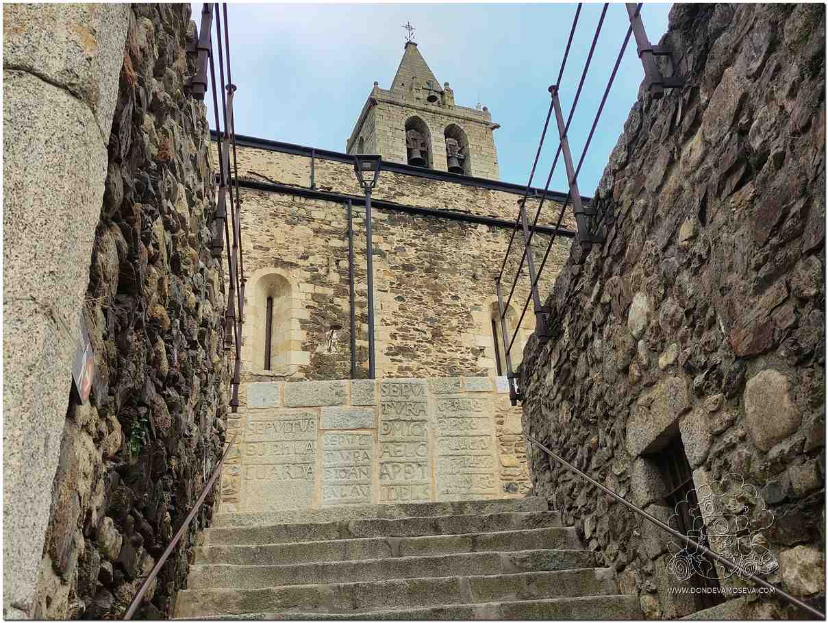 Escalera empedrada del casco antiguo que ver en Llívia