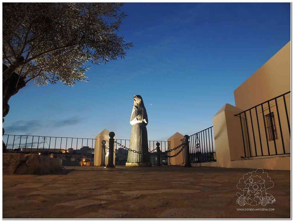 Escultura de La Cobijada iluminada de noche en Vejer de la Frontera