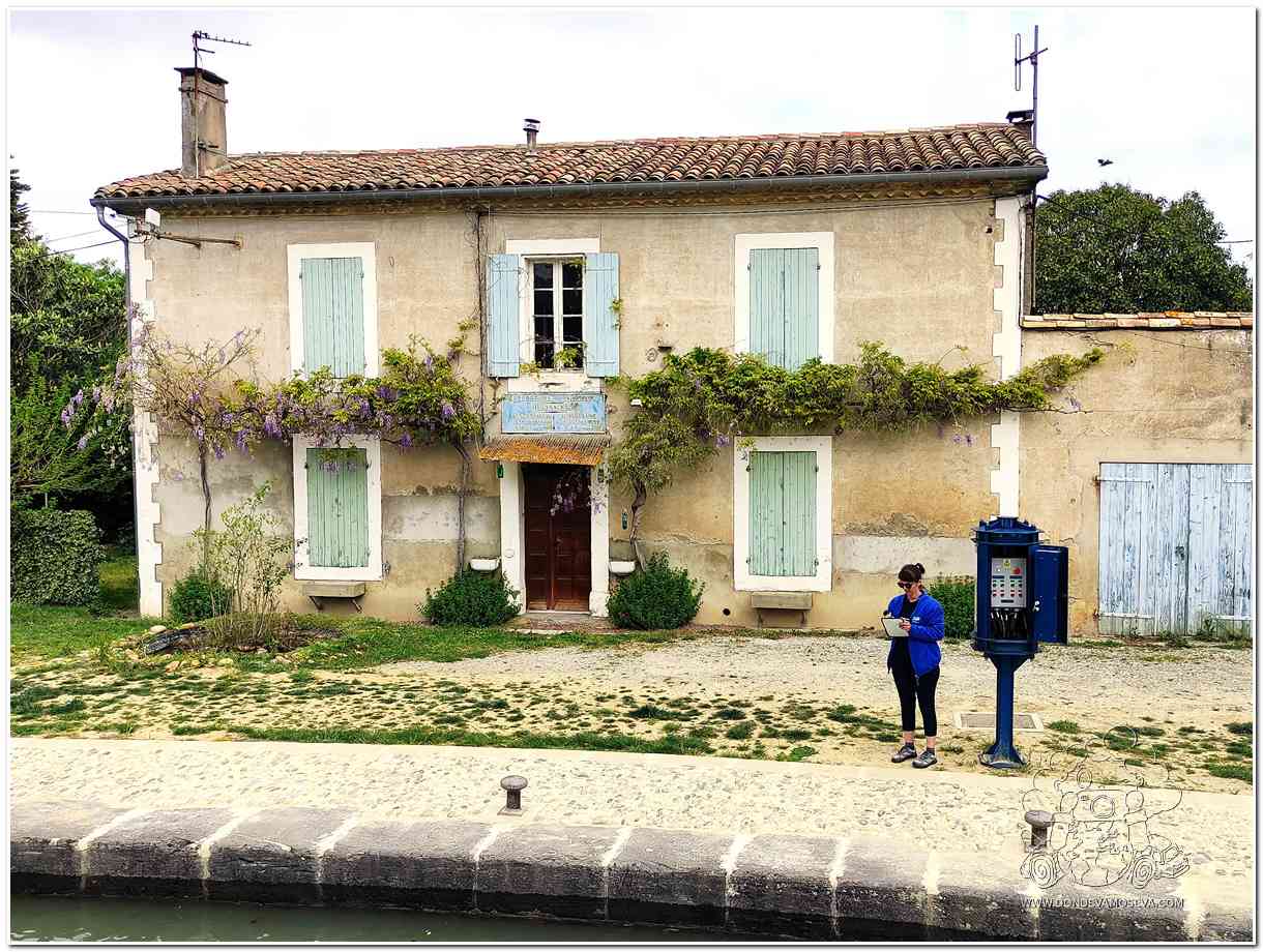 Esclusera abriendo esclusa del canal de Midi