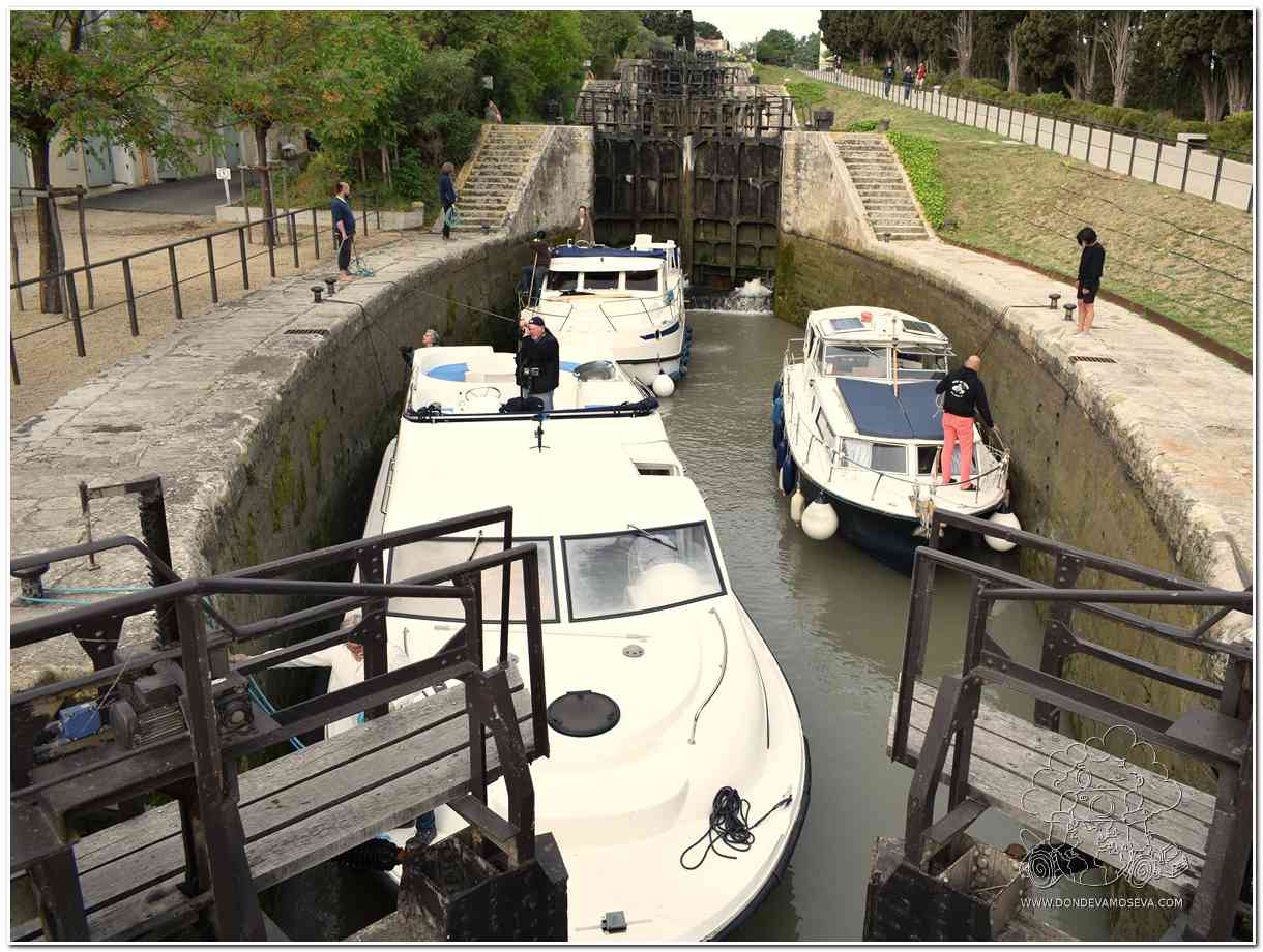 Barco atravesando las esclusas de Fonseranes en Béziers