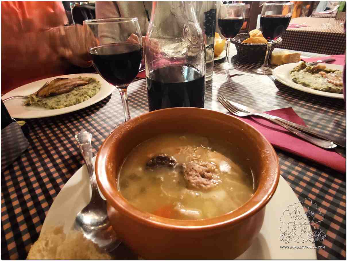 Platos de escudella catalana y trinxat de la Cerdaña