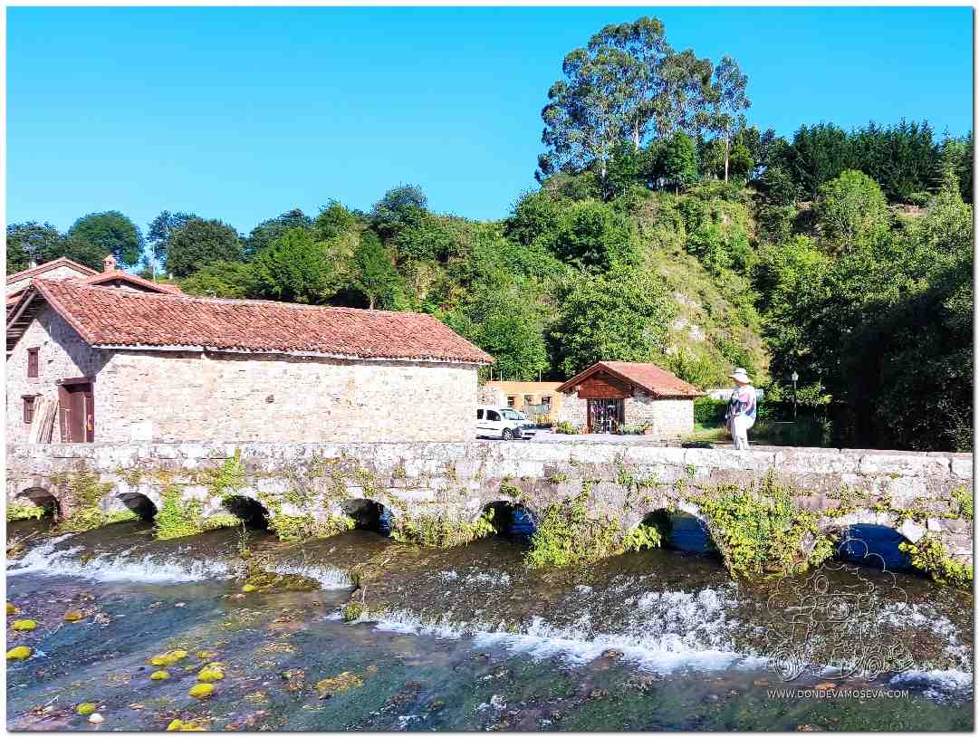 Pequeñas cascadas de agua en Ruente