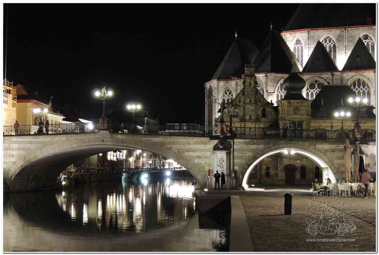 Canales de Gante iluminados de noche durante una ruta de nocturismo en Bélgica