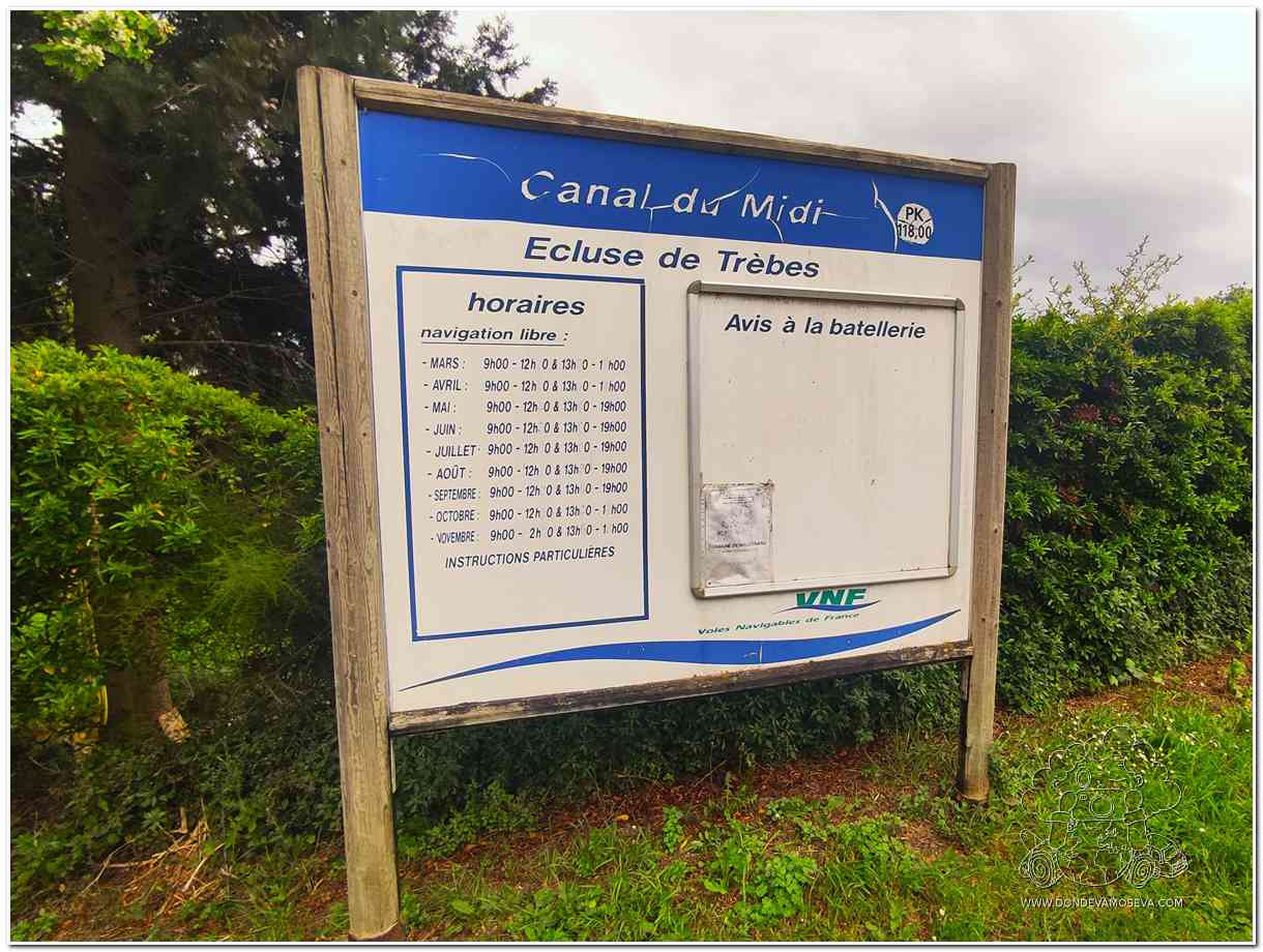 Cartel con horarios de navegación y esclusas en Trèbes