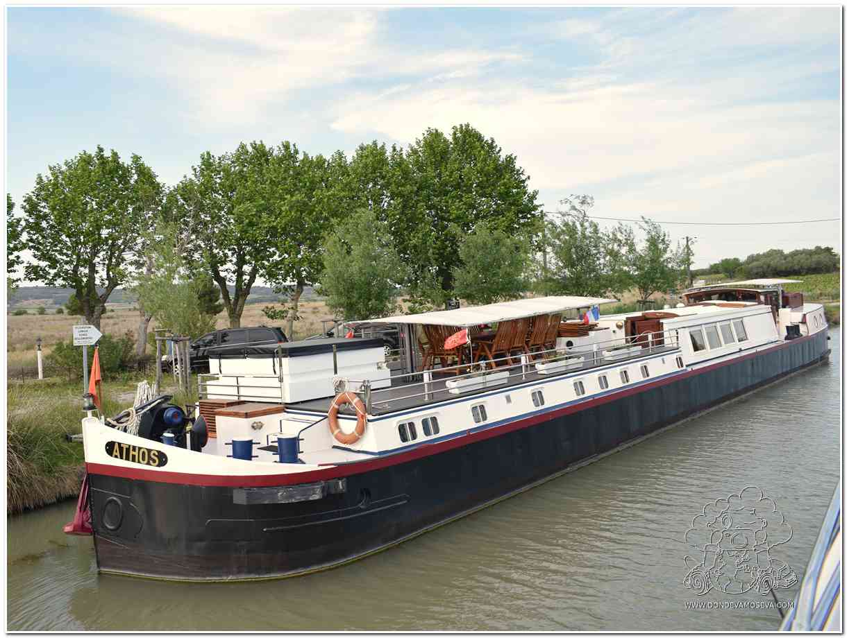 Hotel flotante para recorrer algunos tramos del canal con toda comodidad y lujo de detalles