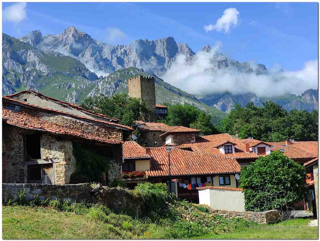 Panorámica de Mogrovejo en Liébana rodeado por los Picos de Europa