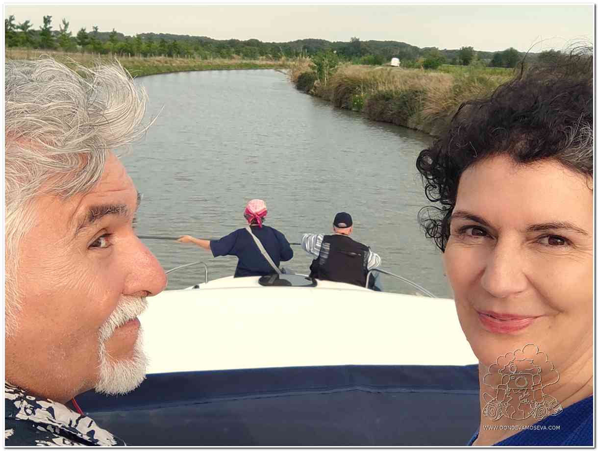 Grupo de amigos disfrutando de la navegación por el Canal du Midi
