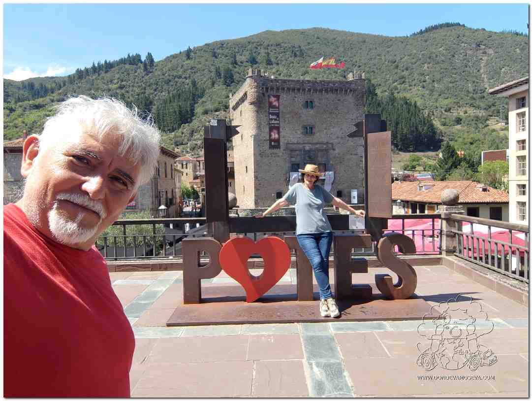 Letras de colores de Potes en la comarca de Liébana
