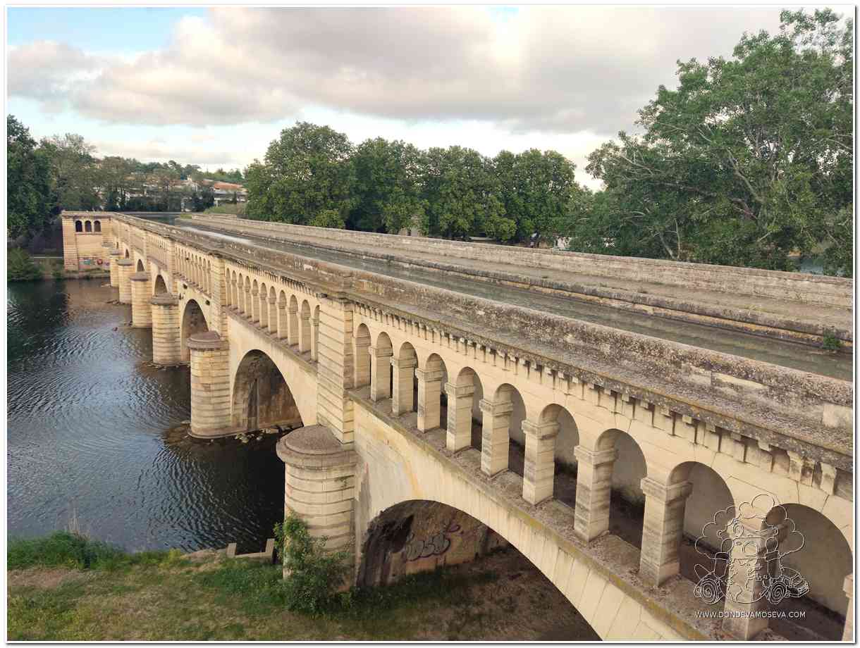 Puente Canal de Orb patrimonio UNESCO en el canal de Midi en Béziers