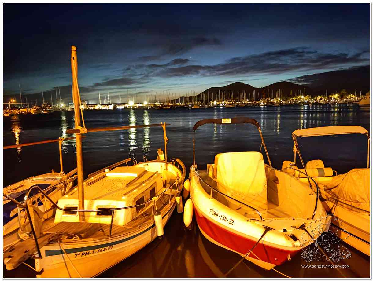 Puerto iluminado al caer el sol en Alcúdia Mallorca