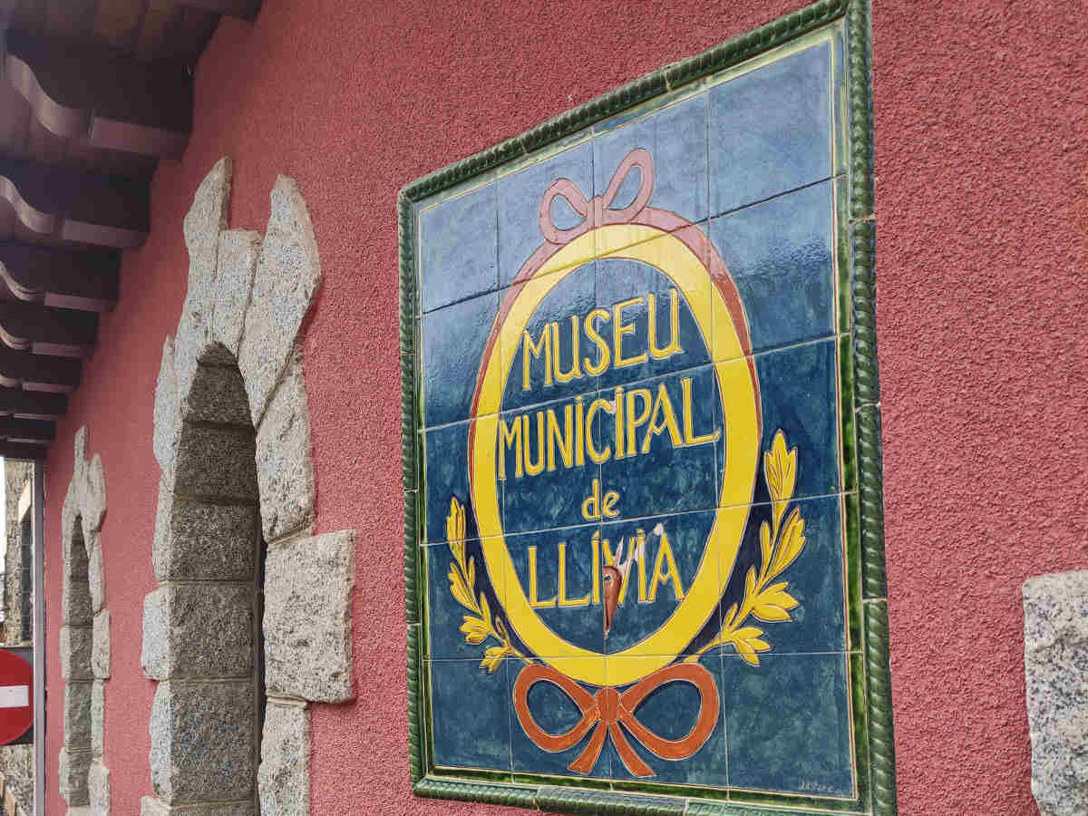 Detalle del azulejo de la Farmacia Esteve en Llívia