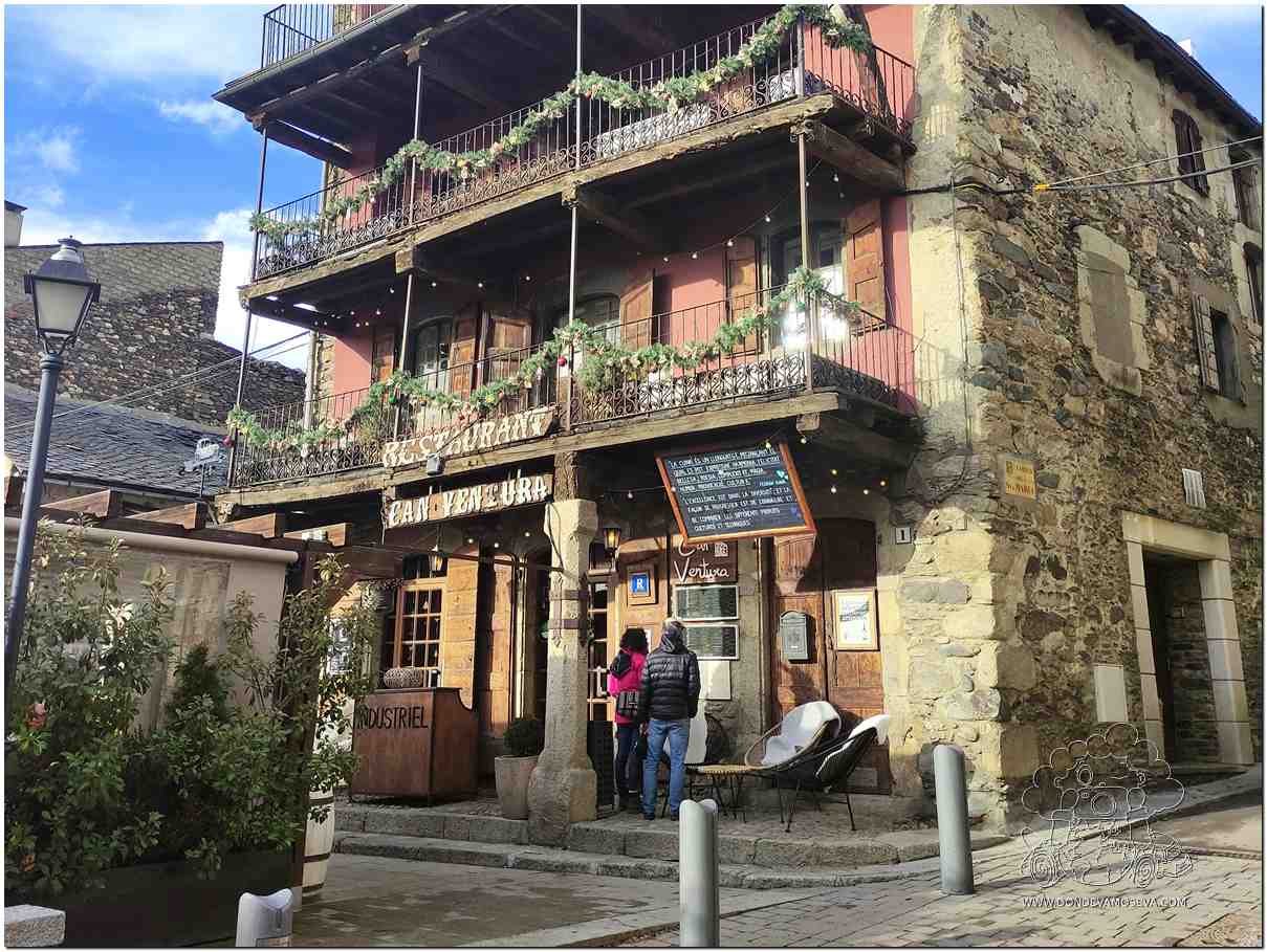 Terraza de restaurante en la plaza de Llívia