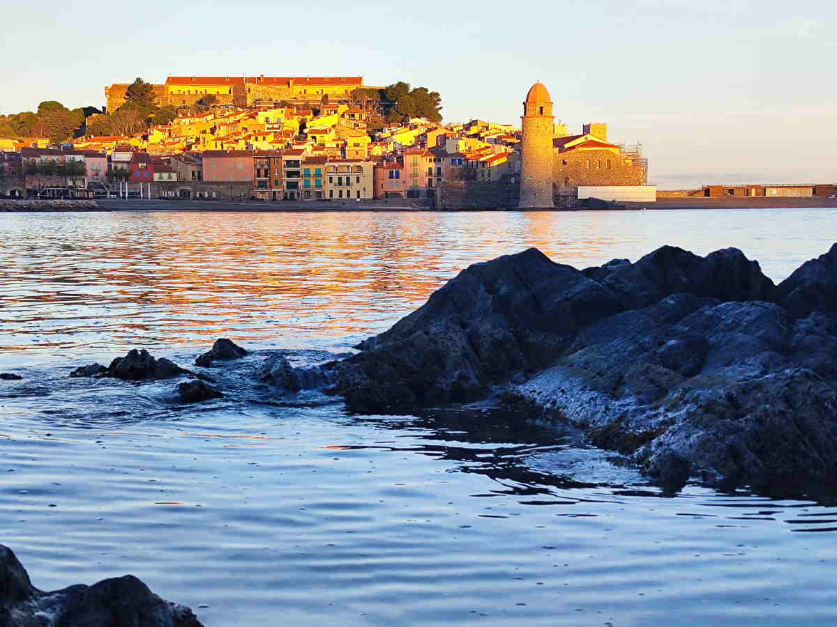 Puerto de Collioure al atardecer en la Costa Bermeja francesa